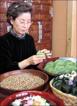 모싯잎송편을 대중화시킨데 앞장 선 최윤자씨가 직접 '모싯잎송편'을 빚고 있다. 